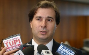 Rodrigo Maia rói a corda e ataca o PSDB