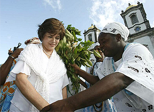 http://www.politicalivre.com.br/wp-content/uploads/2010/06/Dilma-Roussef-Marco-Aur%C3%A9lio-Martins_Ag.-A-Tarde.jpg