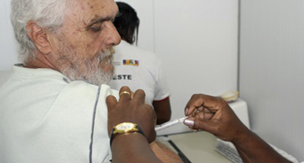 O governo federal decidiu começar pelos idosos e trabalhadores da área da saúde a Campanha Nacional de Vacinação contra a gripe