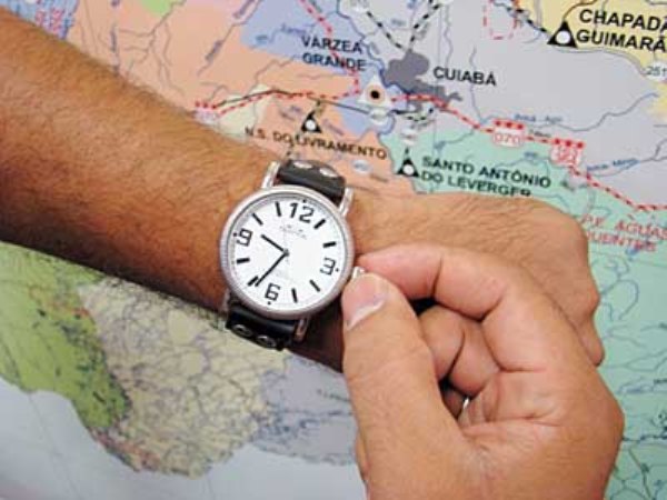 Associações argumentam que mudança no relógio pode beneficiar negócios ao estender horário das atividade