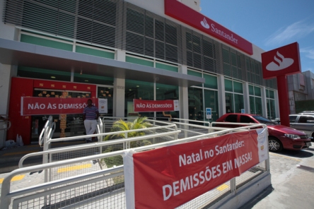 Imagem de Santander demite 20 pessoas por dia útil em junho Imagem de Santander demite 20 pessoas por dia útil em junho