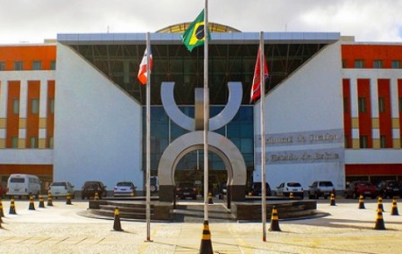 O não recadastramento implicará na suspensão do pagamento da remuneração na folha do Poder Judiciário.