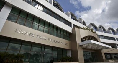  A cadela foi levada ao hospital veterinário, onde recebeu atendimento e conseguiu sobreviver.