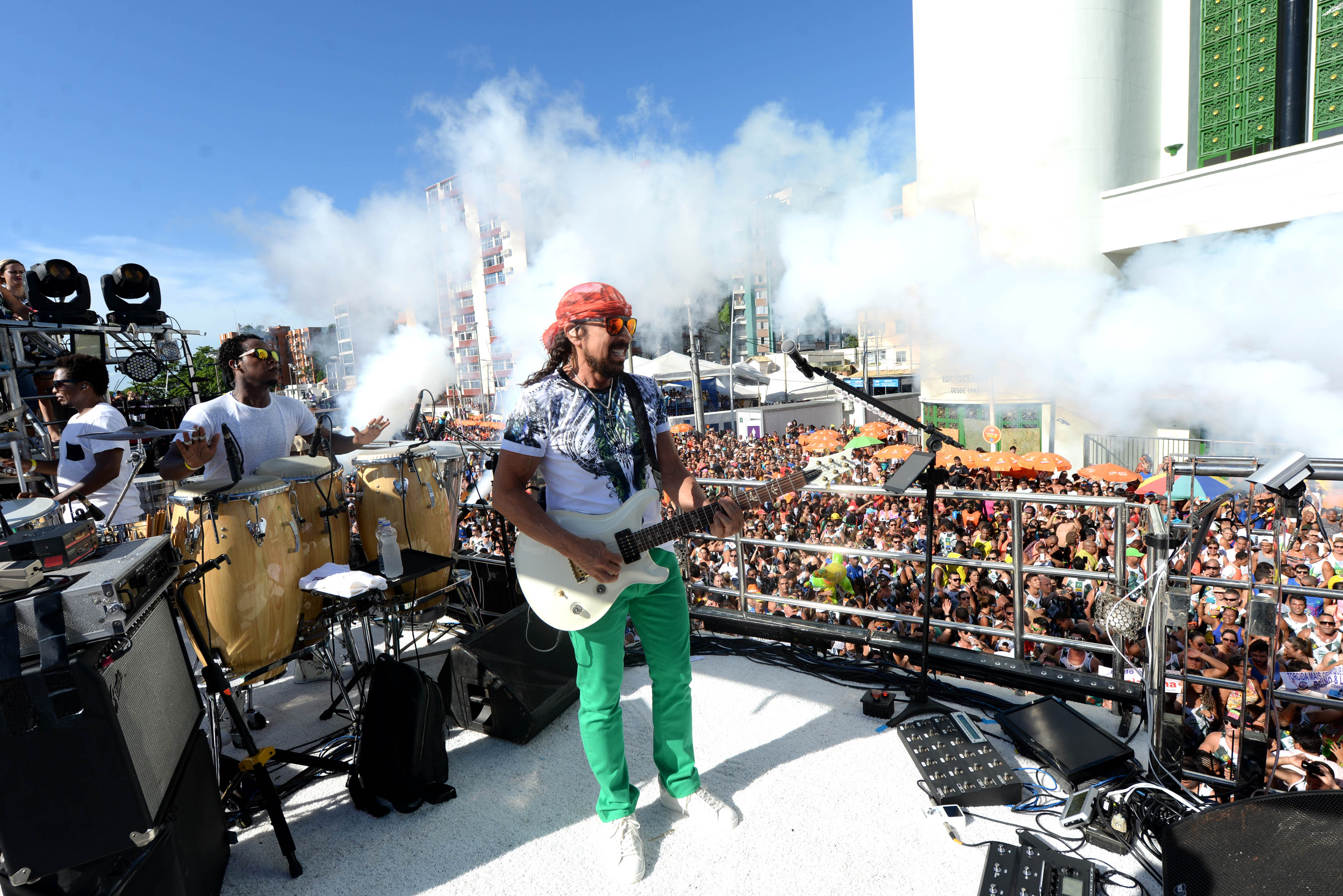 Dia terá 95 desfiles no três principais circuitos da folia da capital baiana Dia terá 95 desfiles no três principais circuitos da folia da capital baiana