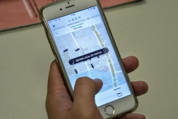 Uber pede para incluir entregador e motorista na prioridade da vacina