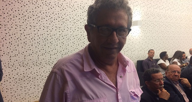 Candidato Luiz Caetano ficou contrariado com resultado de pesquisa que mostrou ele empatado com adversário Flávio Matos Candidato Luiz Caetano ficou contrariado com resultado de pesquisa que mostrou ele empatado com adversário Flávio Matos