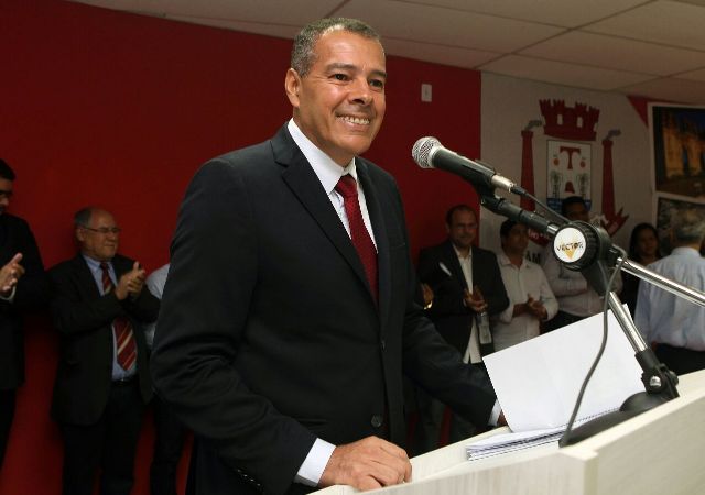 Prefeito de Alagoinhas, Joaquim Neto recebe Prêmio Santa Dulce dos Pobres por destaque em programa sobre fibromialgia