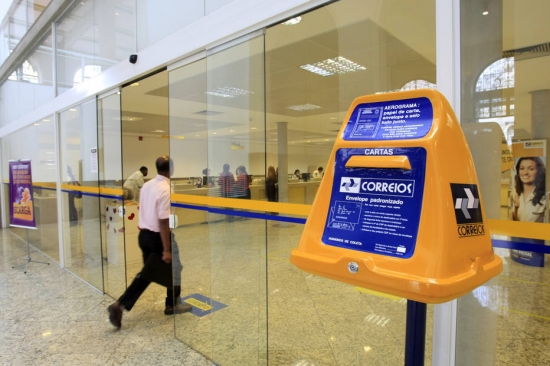 Imagem de Para vender Correios, governo avalia como resolver possível demissão de 40 mil servidores