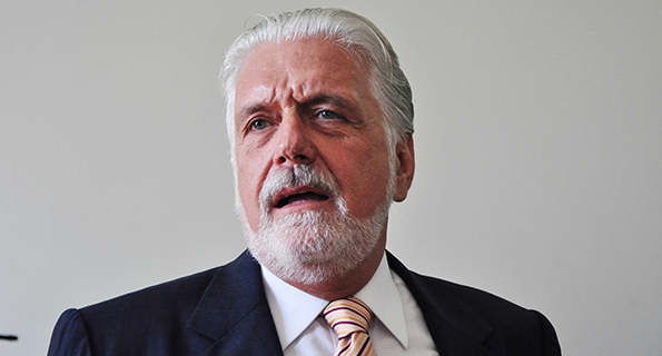 Senador Jaques Wagner, que parecia o pré-candidato inconteste do governo Senador Jaques Wagner, que parecia o pré-candidato inconteste do governo