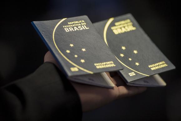 Setor aéreo quer aposentar passaporte de papel e adotar reconhecimento facial