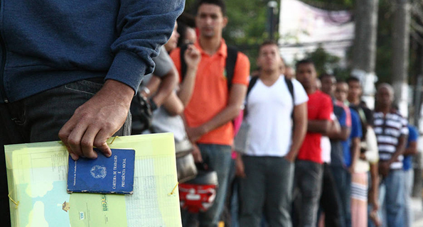 Recuperação da economia contrasta com desemprego e inflação
