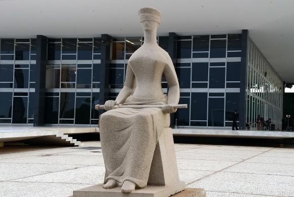 Estátua representativa da Justiça, em frente à sede do Supremo, em Brasília