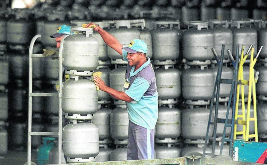  Petrobras anunciou nesta sexta-feira (22) reajuste médio de 4% no preço do gás de cozinha para venda em botijão de 13 quilos