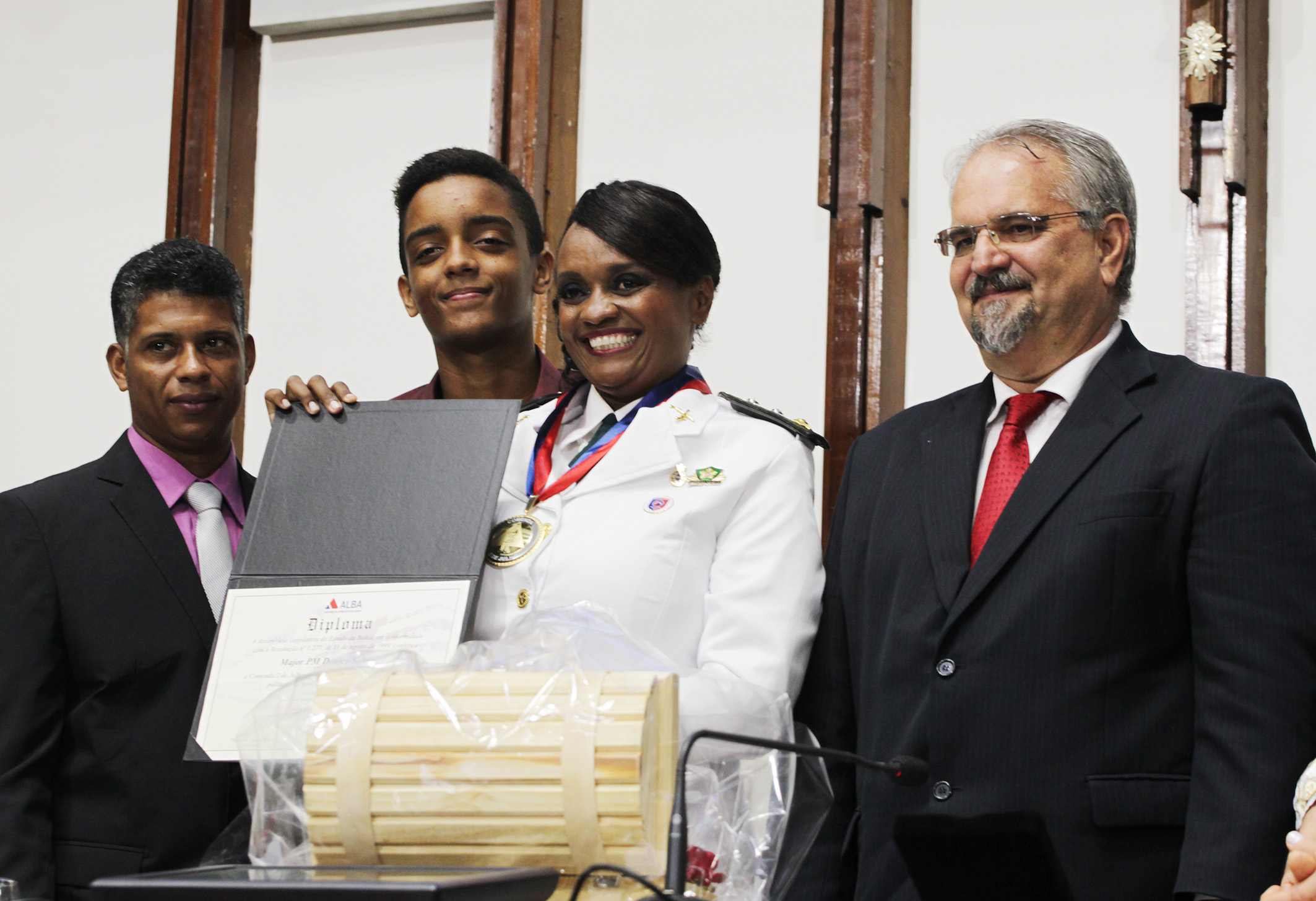 Major Denice, ao lado do deputado estadual do PT Marcelino Galo, recebe homenagem na Assembleia
