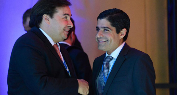 O presidente da Câmara dos Deputados, Rodrigo Maia (DEM-RJ), com o presidente nacional do DEM, ACM Neto