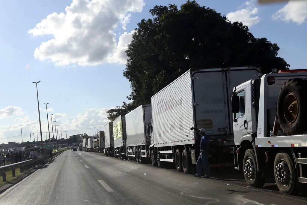 Imagem de Caminhoneiros se irritam com veto de Bolsonaro de auxílio emergencial para a categoria