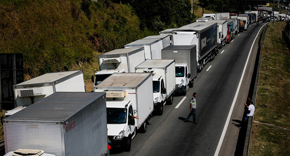 Imagem de Líder dos caminhoneiros diz que categoria deve parar se governadores não recuarem