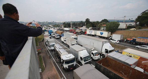 A Justiça Federal proibiu caminhoneiros grevistas de bloquear BR-101 A Justiça Federal proibiu caminhoneiros grevistas de bloquear BR-101