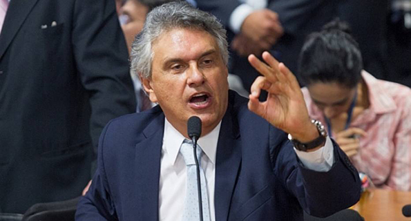 Segundo governador de Goiás, ministro da Saúde afirmou que pasta vai centralizar e distribuir imunizantes aos estados Segundo governador de Goiás, ministro da Saúde afirmou que pasta vai centralizar e distribuir imunizantes aos estados