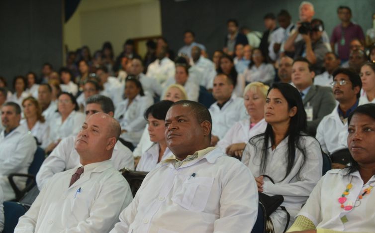 Governo Lula propunha que médicos estrangeiros ficassem até 8 anos no país sem revalidar diploma Governo Lula propunha que médicos estrangeiros ficassem até 8 anos no país sem revalidar diploma