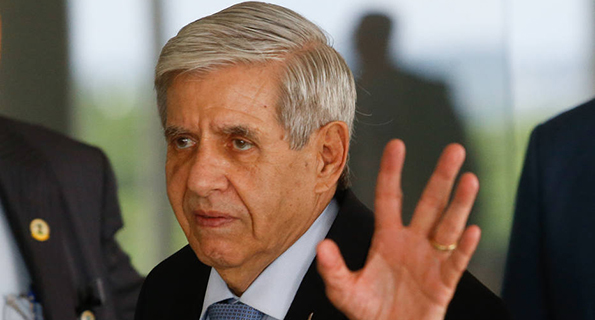 Imagem de Heleno diz que pedido de apreensão de celular de Bolsonaro é ‘interferência inadmissível’ Imagem de Heleno diz que pedido de apreensão de celular de Bolsonaro é ‘interferência inadmissível’