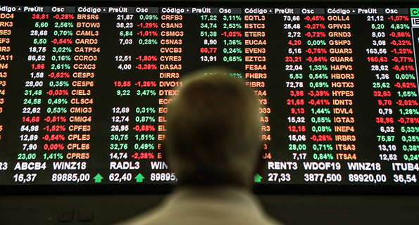 O Ibovespa ensaiou se firmar acima dos 106 mil pontos, com ganhos em torno de 0,5% na tarde desta quinta-feira, 27, depois de cair mais de 2% no período da manhã