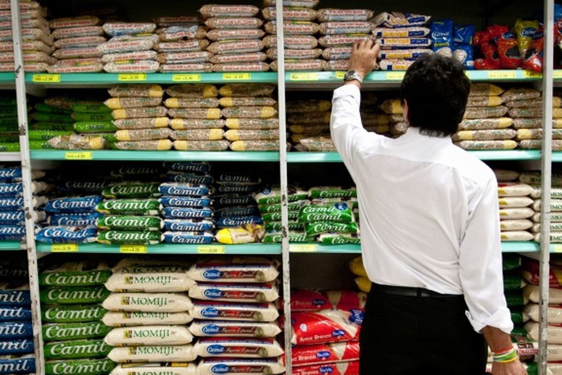 Valor das compras no varejo de alimentos subiu nos dias seguintes à liberação do auxílio emergencial de R$ 600 Valor das compras no varejo de alimentos subiu nos dias seguintes à liberação do auxílio emergencial de R$ 600