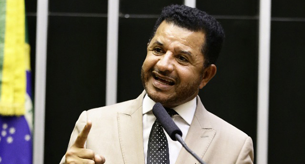 Segundo colegas, deputado da Bahia espera ser convidado para ceia de Natal com Bolsonaro depois da exibição de 'criatividade'