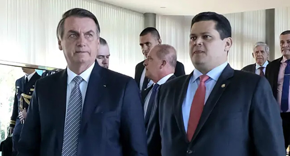 O presidente Jair Bolsonaro e o presidente do Senado, Davi Alcolumbre