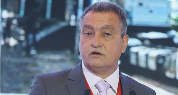 Sem hesitar, o governador deu o prazo a ele de 2h para que ele repassasse a relação 