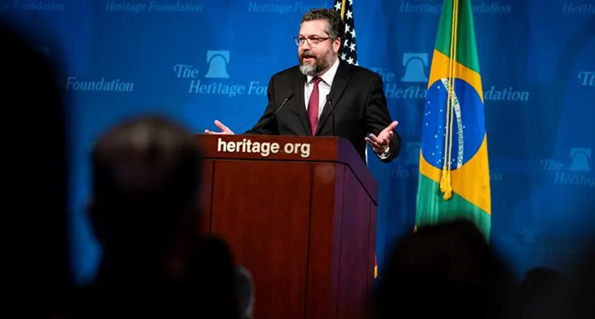 Ministro brasileiro não faz uso regular da máscara que previne contra o coronavírus