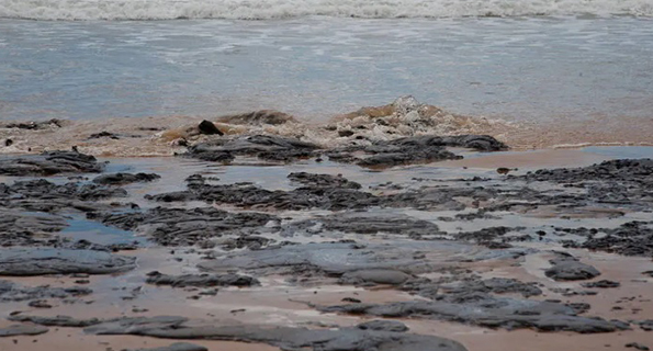 Vazamento de óleo atinge litoral do Nordeste
